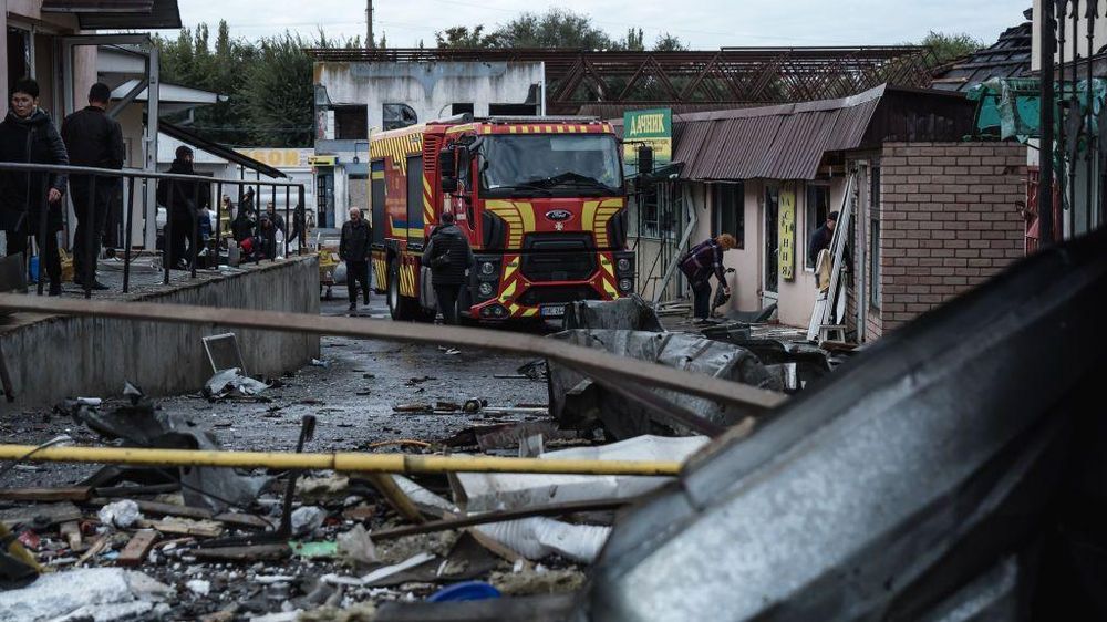 Bomberos acuden a un barrio atacado con misiles rusos este martes en Mykolaiv, Ucrania.