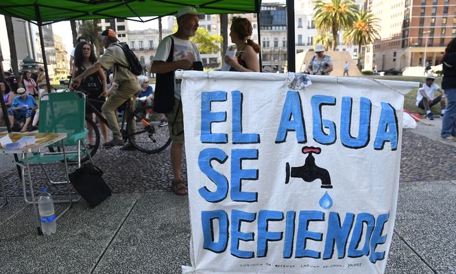 Movilización frente a Torre Ejecutiva el día que se firmó el contrato entre OSE y Aguas de Montevideo
