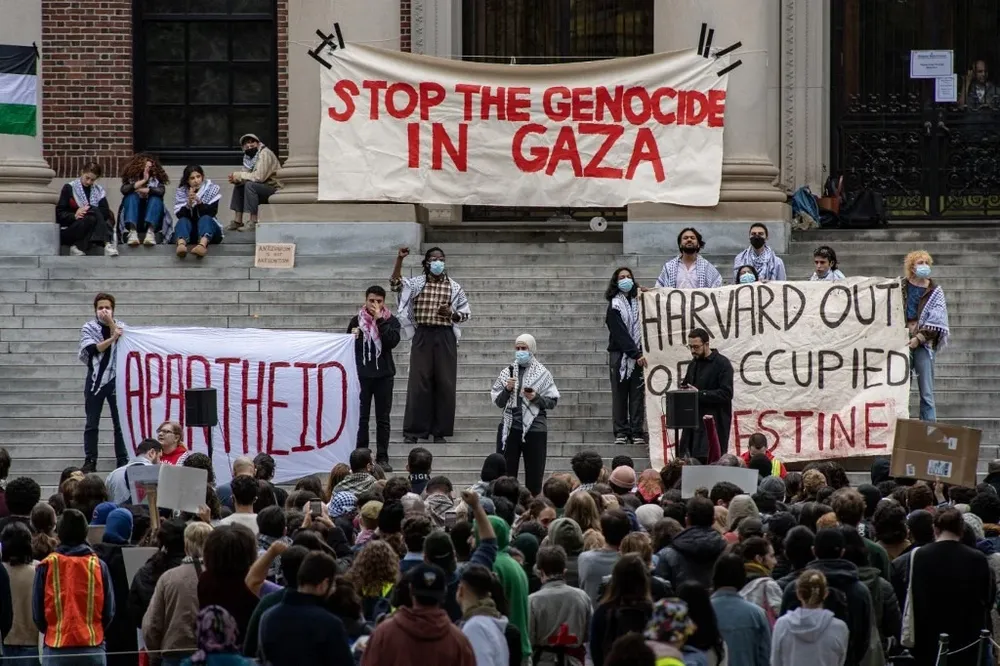 Estudiantes de la Universidad de Harvard expresan su apoyo a los palestinos.
