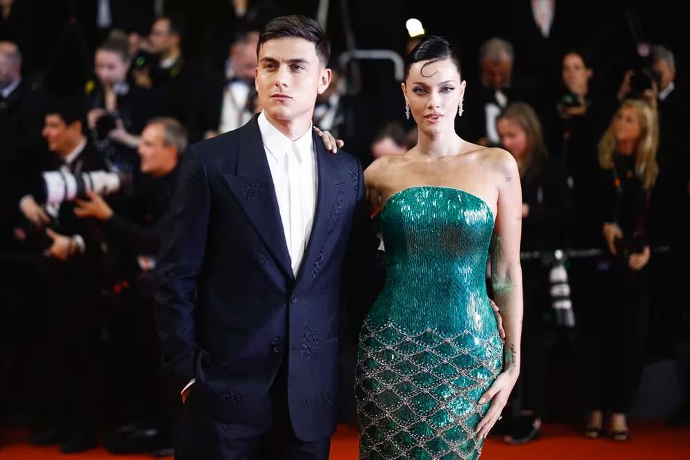 La pareja, pronta a casarse, pasó por la alfombra roja de Cannes y deslumbró a todos.
