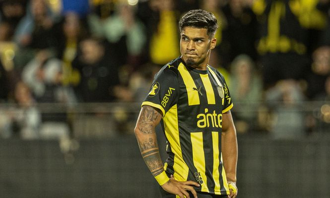 Matías Arezo en el partido entre Peñarol y Danubio
