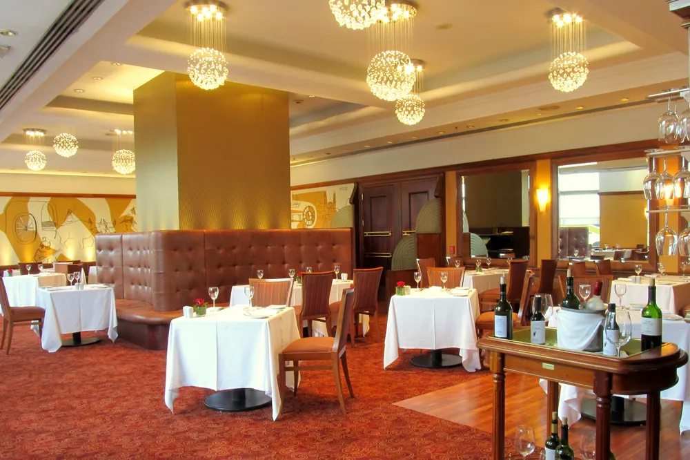 Lujoso salón engalanado por el mural de Carlos Páez Vilaró