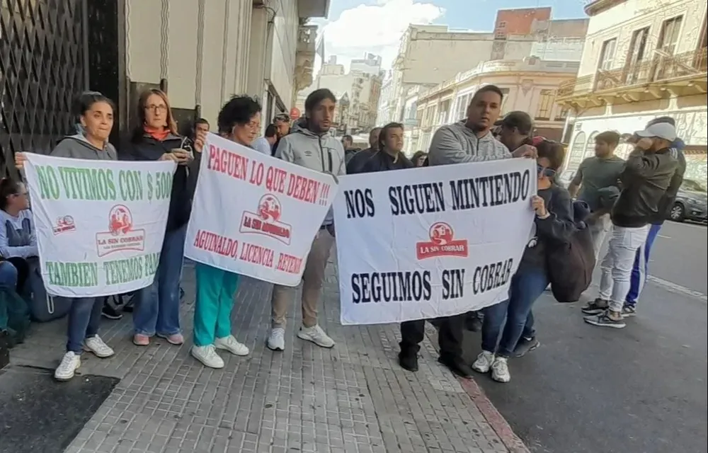 Trabajadores de La Sin Rival en la puerta del Ministerio de Trabajo durante el Consejo de Salarios. Foto: archivo, abril de 2023.