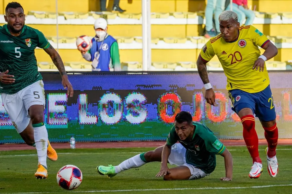 Roger Martínez, de Colombia, con la pelota