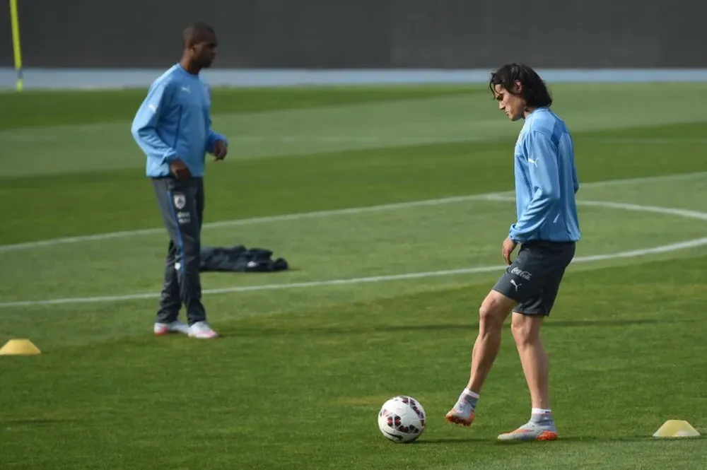 Edinson Cavani reconoció el Estadio Nacional de Chile junto con sus compañeros de selección