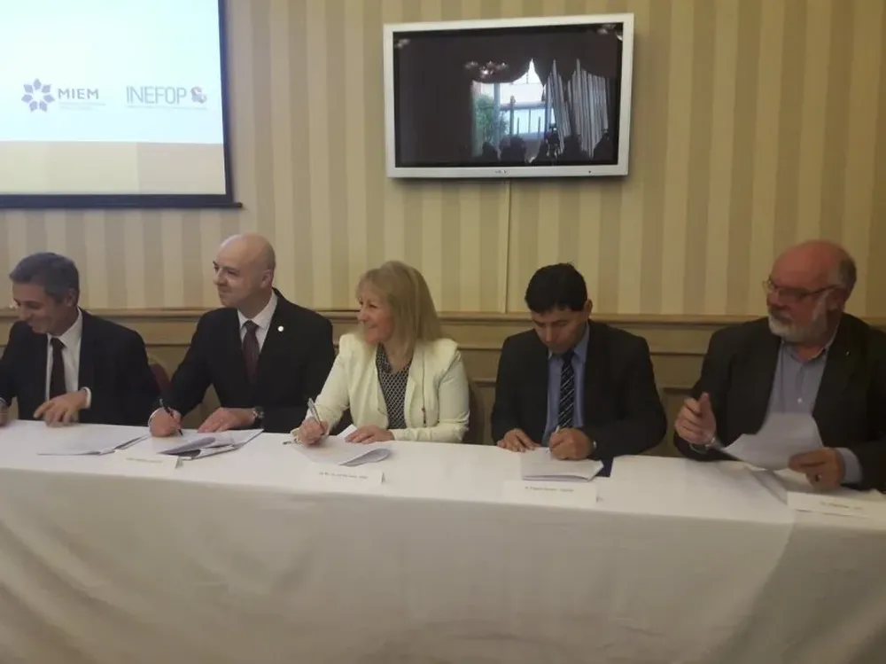 ANDE, Uruguay XXI, MIEM, Inefop y ANII firman el convenio.