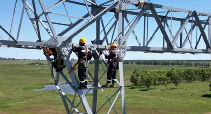 Obreros trabajan en la instalación de una torre en el cierre del anillo norte. (Archivo)