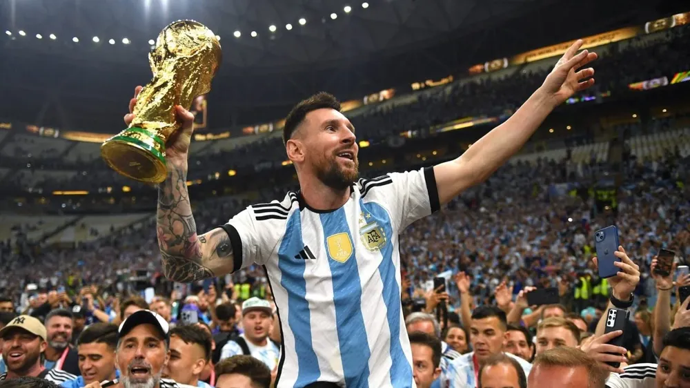 Messi levanta la Copa del Mundo en Qatar