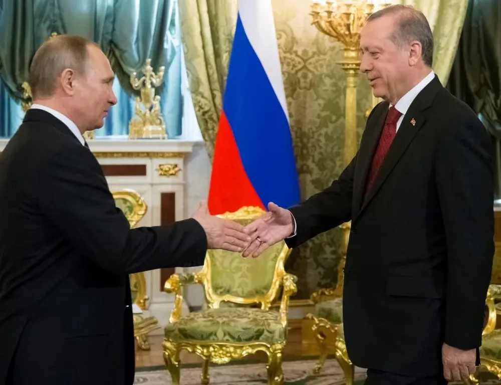 Vladimir Putin estrecha la mano del presidente de Turquía, Recep Tayyip Erdogan, antes de una reunión.
