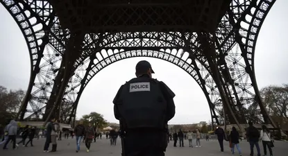 La policía patrulla la Torre Eiffel tras los atentados de ayer a la noche en París, donde hubo al menos 128 muertos