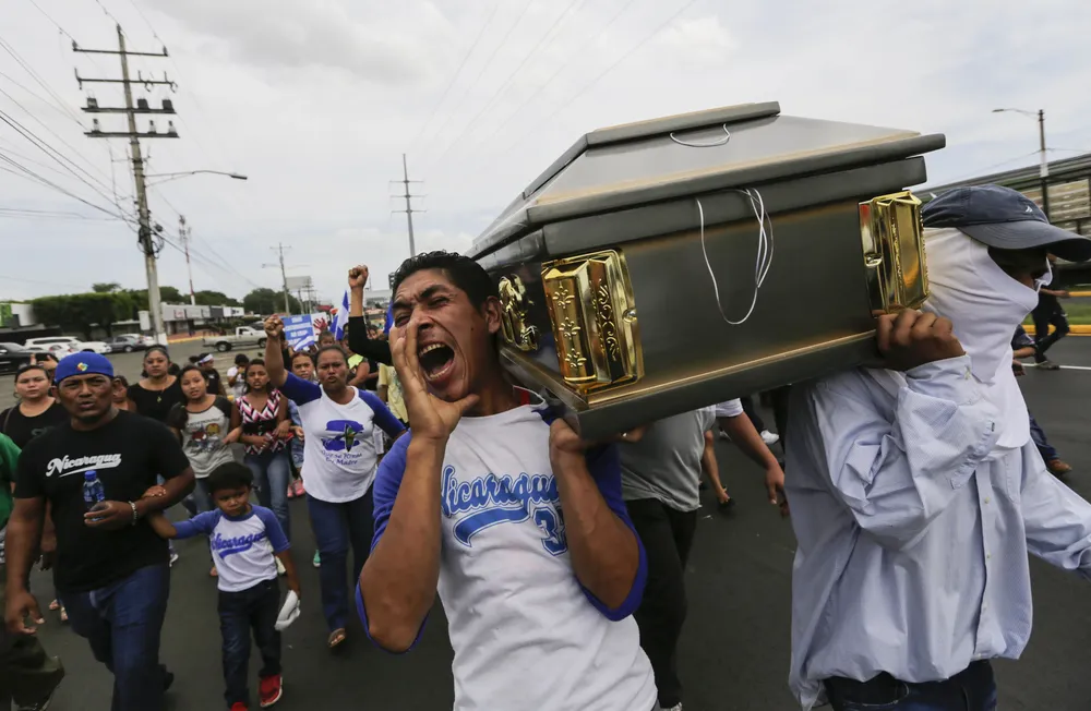 Amigos y familiares transportan el féretro de Gerald Velázquez, el estudiante muerto a tiros en los enfrentamientos con la policía en Managua.
