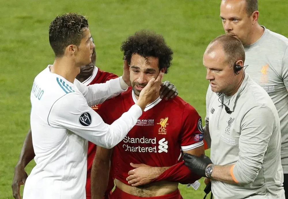 Mohamed Salah es consolado por Cristiano Ronaldo