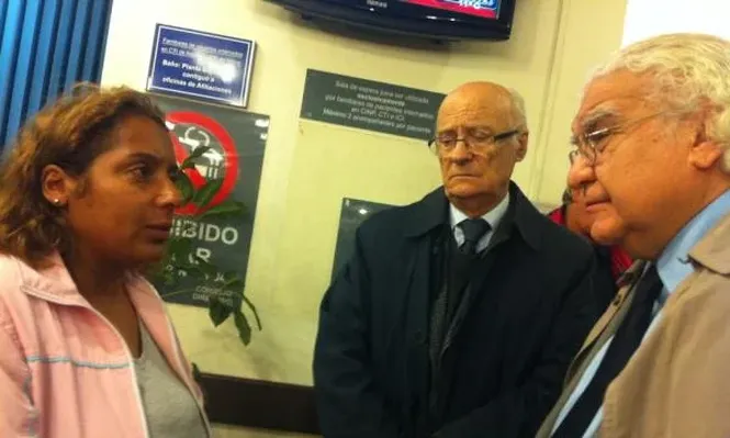 Ricardo Alarcón y Hernán Navascués hablan con la esposa de Alcides, Beatriz Masuí