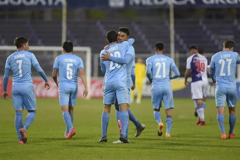Álvaro Brun felicita por su golazo a Catarozzi