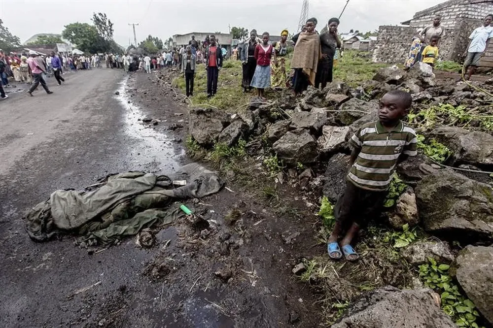 Congo- Varias personas observan el cuerpo sin vida de un soldado de las Fuerzas Armadas de la RDC