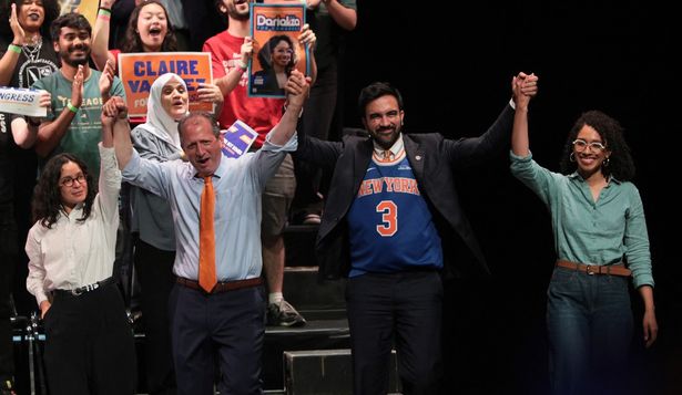 Los candidatos al Congreso Claire Valdez, Brad Lander y Darializa Avila Chevalier junto a Zohran Mamdani, luego de las primarias demócratas en Nueva York.&nbsp;