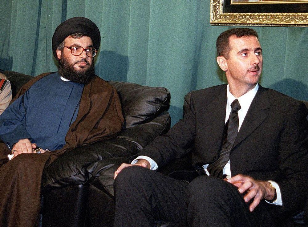 El fallecido líder de Hezbolá, Hassan Nasrallah (izq.), visitó a Bashar al Assad en junio de 2000 para ofrecer sus condolencias por la muerte de su padre, Hafez al Assad.