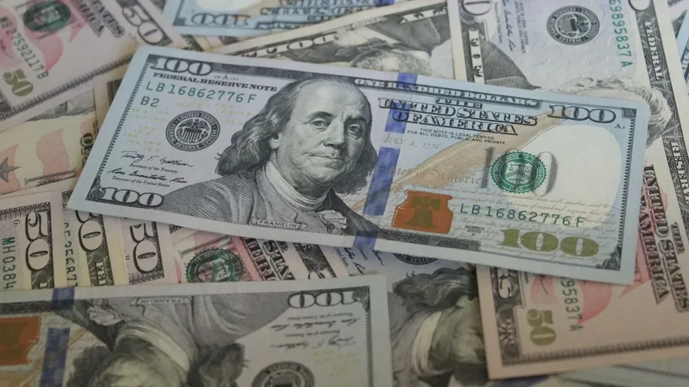 El dólar sigue con racha bajista