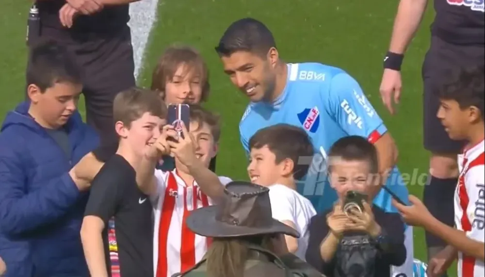 Luis Suárez y los niños hinchas de River Plate