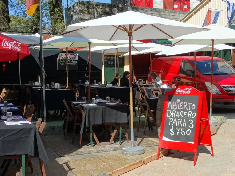 Varios de los restoranes ya estaban funcionando el día previo al inicio de la muestra.