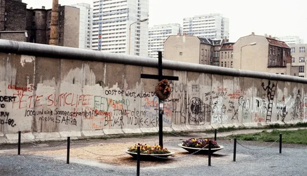 El memorial a Peter Fechter, frente a restos del Muro de Berlín