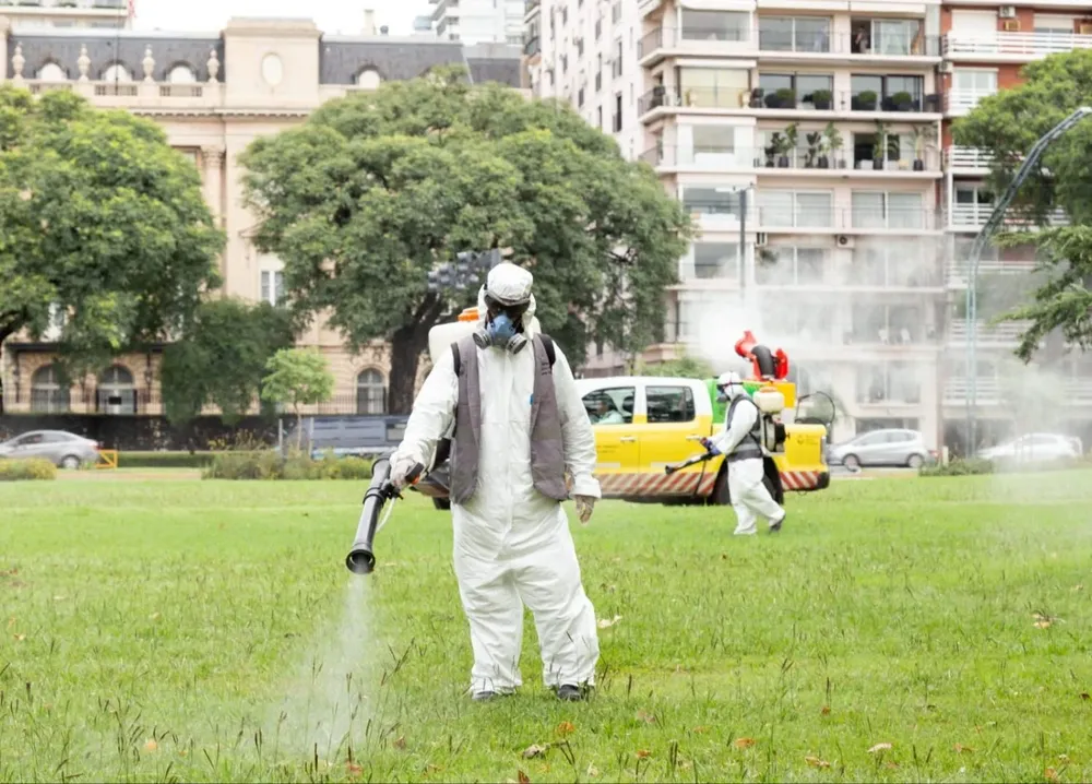 Tras las fuertes tormentas, la Ciudad sigue con operativos de desinsectación contra mosquitos