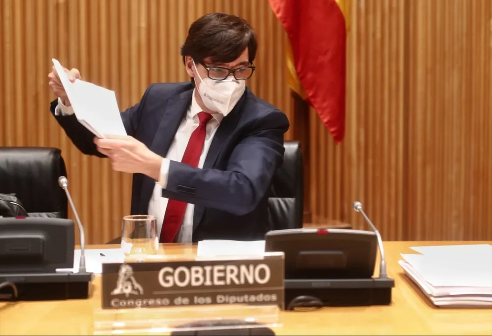 El ministro de Sanidad, Salvador Illa, se dirige a comparecer en la Comisión de Sanidad y Consumo del Congreso de los Diputados.