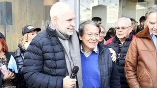 El concejal de Juntos por el Cambio (JxC) y precandidato a intendente de La Matanza, Héctor Toty Flores, denunció que sus hijas sufrieron dos robos violentos en sólo 48 horas en el distrito que gobierna Fernando Espinoza. Flores también responsabilizó a las autoridades provinciales y nacionales por el hecho. Hace dos días, a punta de pistola, le robaron a mi hija su auto, contó en sus redes sociales. Ayer por la noche, también a mano armada, robaron mi camioneta en la que viajaban mis hijas y un colaborador, contó el concejal. Además, resaltó que ambos fueron bajo la misma modalidad. Los hechos ocurrieron en Rafael Castillo y González Catán. Dos asaltos de la misma forma, siendo candidato de la oposición no es casualidad, denunció Flores. En La Matanza los que roban se adueñan de las calles sin temor, mientras los que vivimos con miedo somos los vecinos. Exigimos, una vez más, que el Intendente y la PBA tomen acciones concretas para terminar con la inseguridad y abandono de quienes realmente vivimos en La Matanza. Tras lo sucedido, Elisa Carrió replicó la denuncia de Flores contra las autoridades municipales y provinciales, Fernando Espinoza y Axel Kicillof. Mientras que el jefe de Gobierno y precandidato a presidente por JxC, Horacio Rodríguez Larreta, y su compañero de fórmula y gobernador de Jujuy, Gerardo Morales, le brindaron su apoyo a Toty.