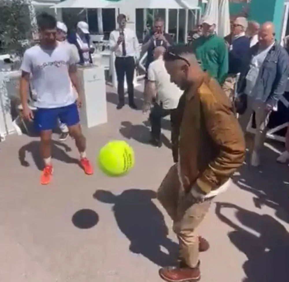 El número 1 del mundo del tenis, Novak Djokovic, hizo jueguito durante unos instantes con Neymar