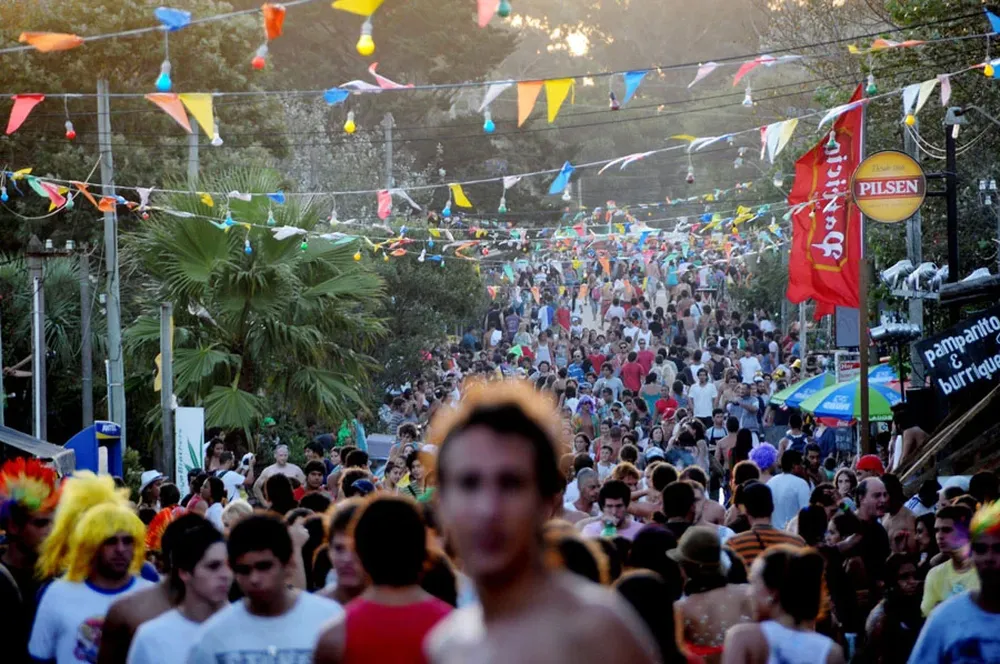 Vecinos denuncian que la calle Principal se llena de todas formas