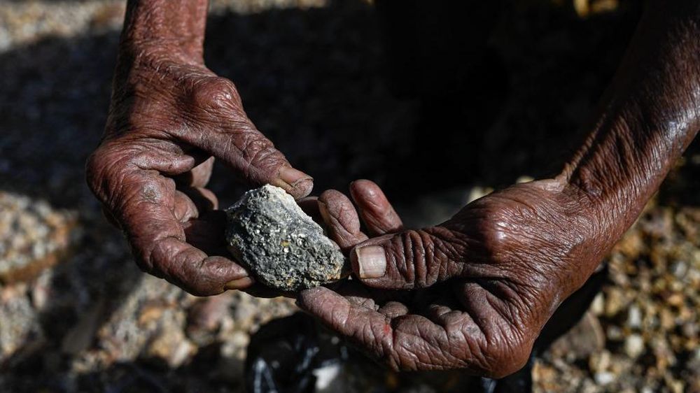 En El Salvador existe la minería de oro artesanal, a muy pequeña escala.