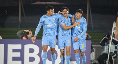 Franco Pizzichillo celebra el gol en contra de Ignacio Arce en el partido ante Deportivo Riestra por Copa Sudamericana