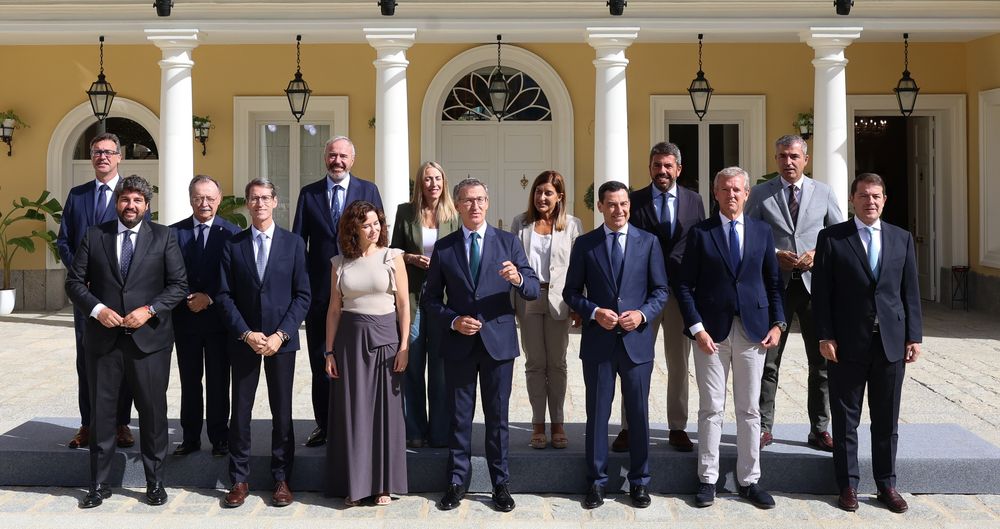 el presidente del PP, Alberto Núñez Feijóo, junto a los barones del PP, al llegar a una reunión con los presidentes autonómicos del Partido Popular.