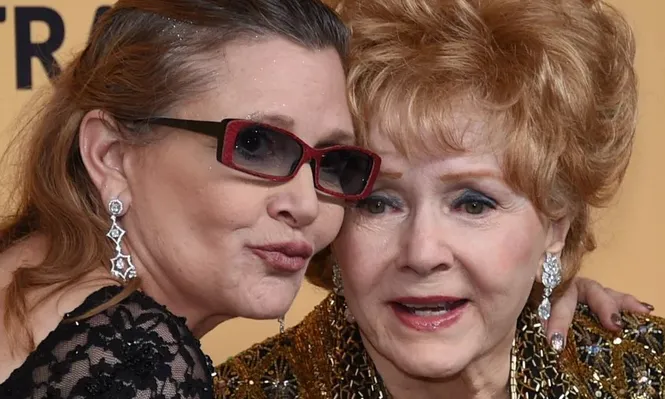 Debbie Reynolds y su hija Carrie Fisher a comienzos de 2015