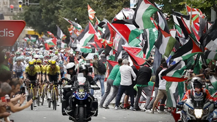 Manifestantes pro islámicos detienen la etapa final de la Vuelta de España, en Bilbao.