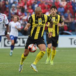 Emanuel Gularte de Peñarol ante Gonzalo Carneiro de Nacional por la final de la Liga AUF Uruguaya