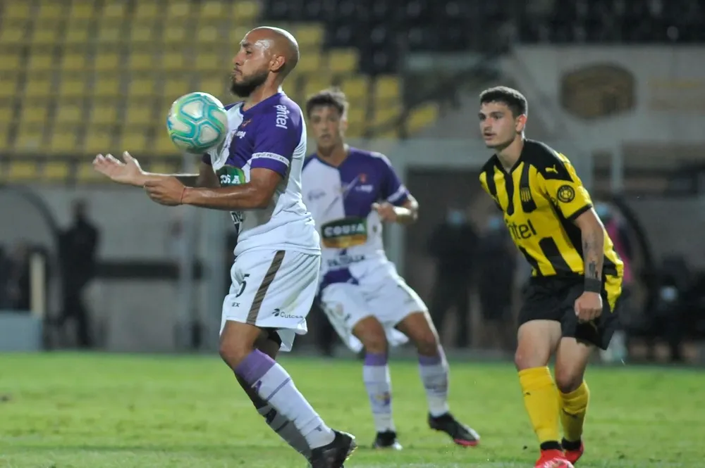 Fénix y Peñarol se enfrentan este sábado en Capurro