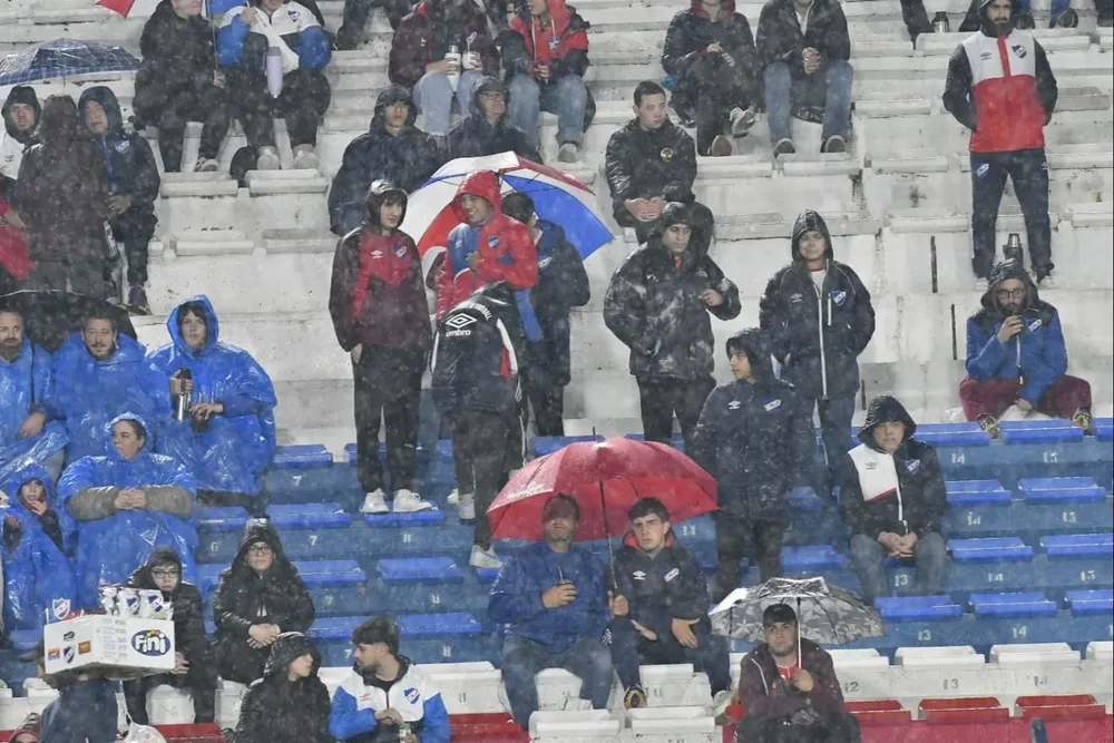 Hinchas de Nacional bajo lluvia