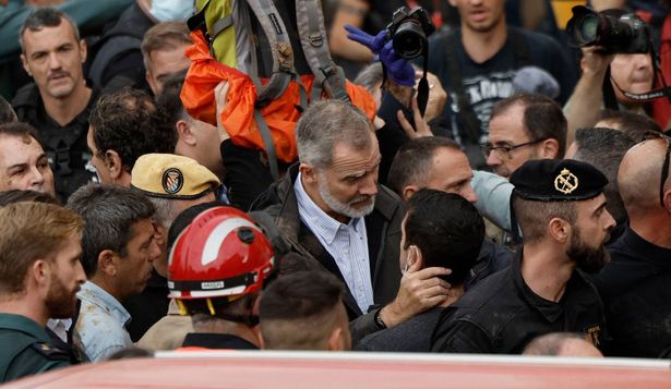 El rey Felipe VI conforta a vecinos en su visita a Paiporta, municipio afectado por la dana