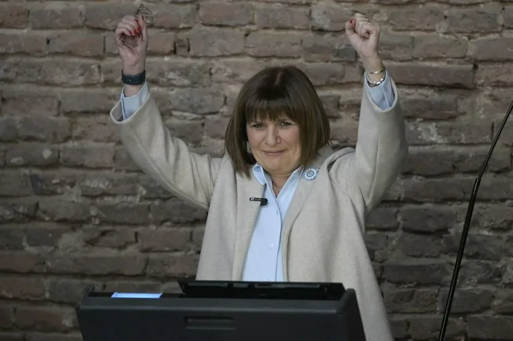 Bullrich intentando votar electrónicamente.