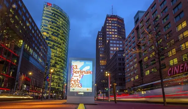 Alemania- Un cartel anuncia la 63 edición del Festival de Cine Internacional Berlinale en Potsdamer Platz, Berlín