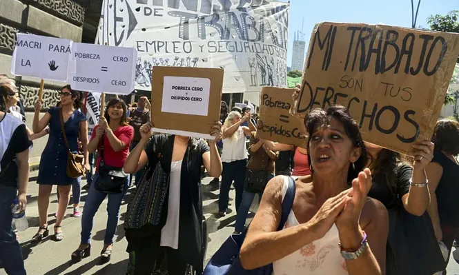 Trabajadores manifiestan contra Macri y el ajusta tarifario. AFP