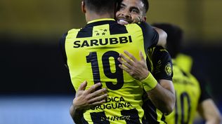 Los dos goleadores de la noche de Peñarol ante Danubio por el Torneo Clausura: Matías Arezo se abraza con Héctor Villalba