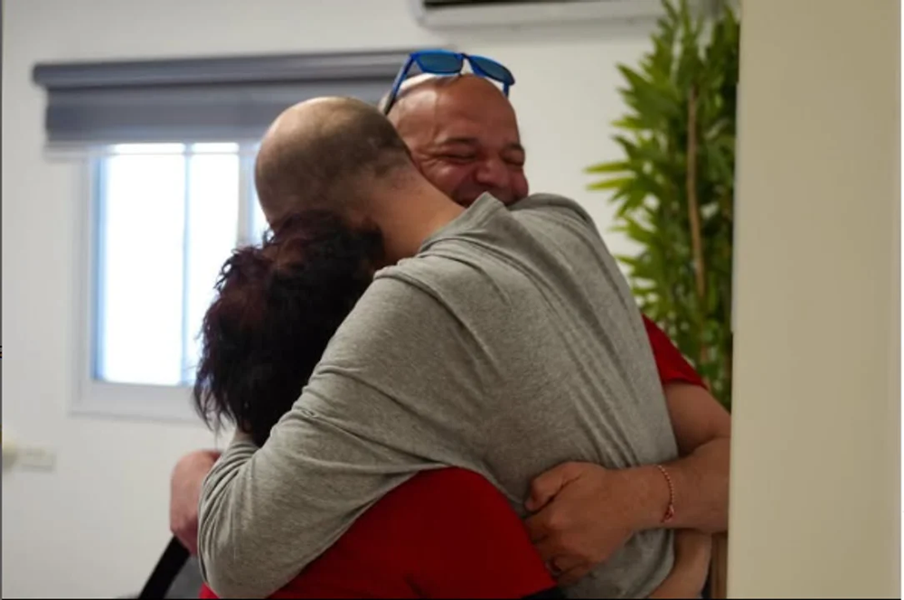 Iair Horn se reencuentra con su madre y uno de sus hermanos.