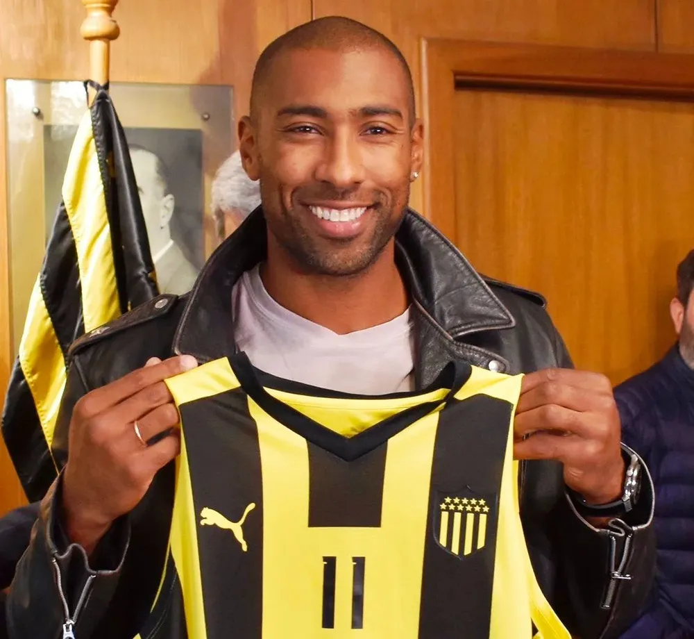 Granger feliz con la camiseta de Peñarol