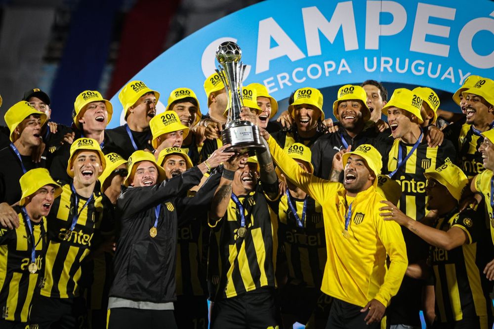 El festejo de Peñarol con las gorras con dedicatoria a Maximiliano Silvera