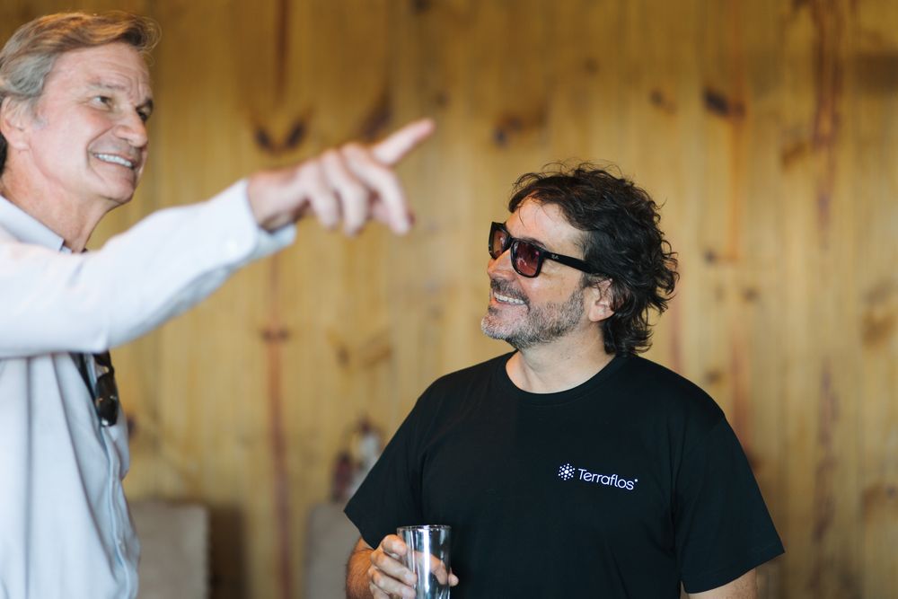 El CEO de Terraflos, Facundo Garretón, y el neurólogo y referente internacional de longevidad Conrado Estol, este sábado en el Terraflos Summit: Health, Wellness & Longevity, que tuvo lugar en La Tertulia (Garzón).