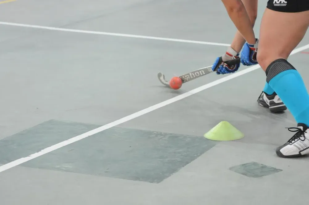 La bocha gira bajo techo