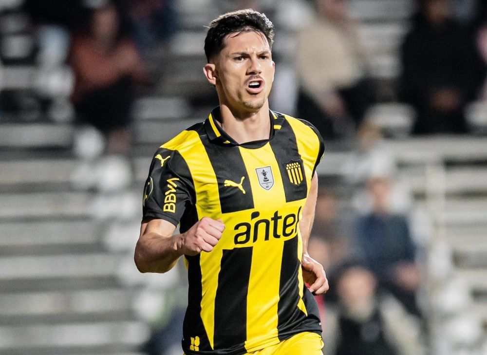 Maximiliano Silvera festeja su gol para Peñarol ante Racing por el Torneo Clausura