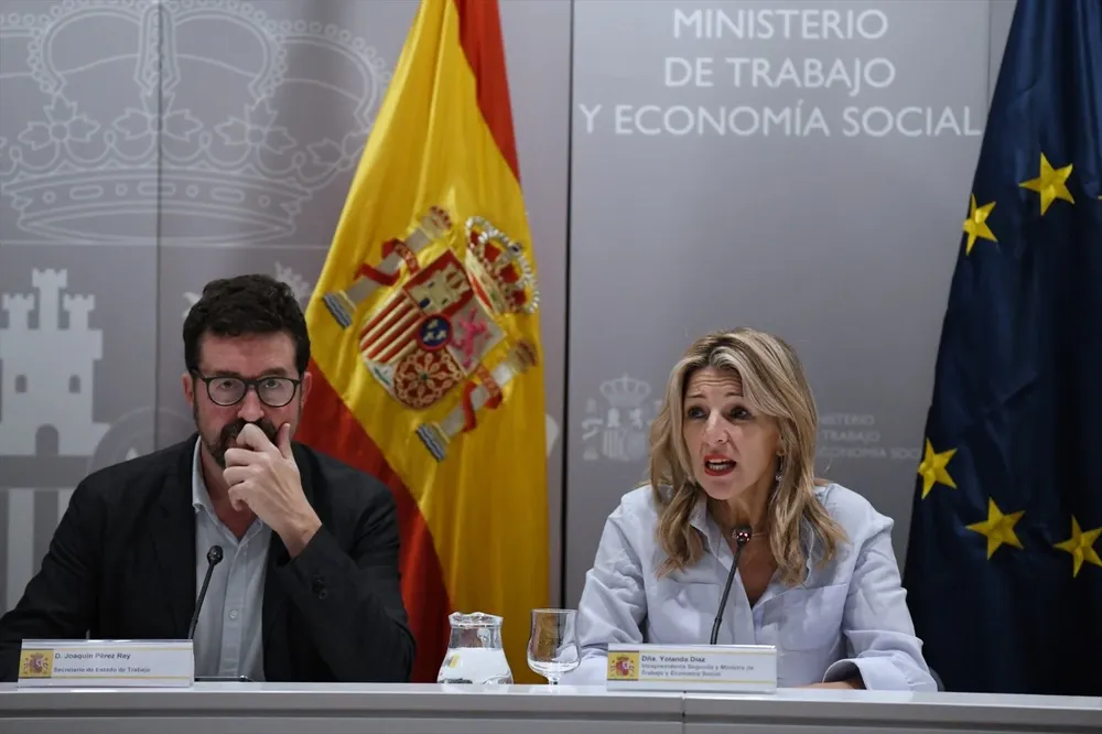El secretario de Estado de Trabajo, Joaquín Rey y la vicepresidenta segunda y ministra de Trabajo y Economía Social, Yolanda Díaz, durante un encuentro con responsables de energías renovables, en la sede del Ministerio.